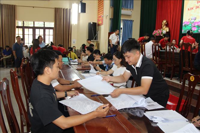 Người dân nhận tiền bồi thường giải phóng mặt bằng Cảng hàng không quốc tế Gia Bình. Ảnh: Thanh Thương- TTXVN