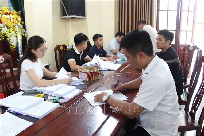 Người dân nhận tiền bồi thường giải phóng mặt bằng Cảng hàng không quốc tế Gia Bình. Ảnh: Thanh Thương- TTXVN