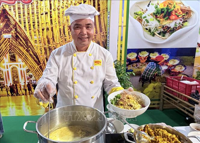 Những tô bún kèn Hà Tiên nóng hổi được đầu bếp Lê Minh Khoa (46 tuổi, bếp trưởng Nhà hàng Khoa Trí An Giang) chế biến tại chỗ và phục vụ miễn phí, thu hút đông đảo thực khách đến thưởng thức. Ảnh: Thanh Sang - TTXVN