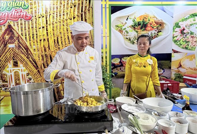 Đầu bếp xào thịt cá với sả, nghệ và nước cốt dừa công đoạn tạo nên hương vị đặc trưng của bún kèn Hà Tiên. Ảnh: Thanh Sang - TTXVN