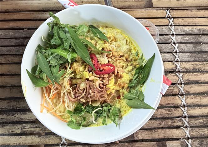 Tô bún kèn Hà Tiên hoàn chỉnh với bún tươi, nước lèo béo thơm, thịt cá và các loại rau ăn kèm hấp dẫn. Ảnh: Thanh Sang - TTXVN