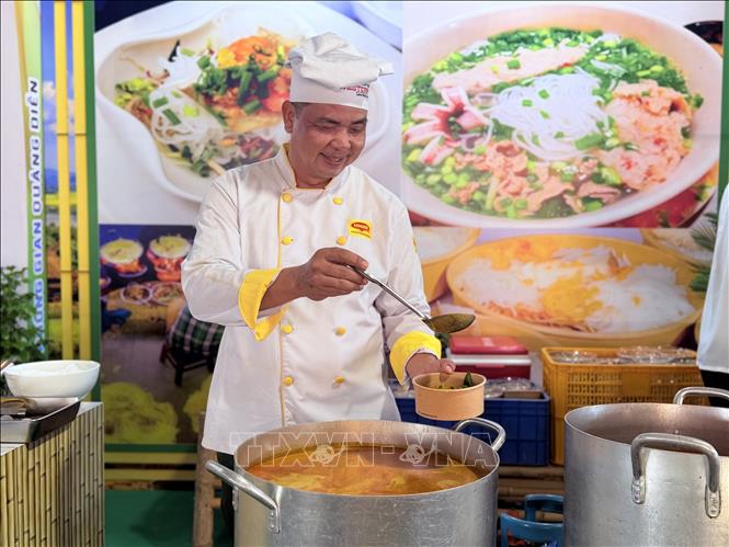 Đầu bếp Lê Minh Khoa (46 tuổi, bếp trưởng Nhà hàng Khoa Trí An Giang) tỉ mỉ hoàn thiện từng tô bún kèn Hà Tiên, sẵn sàng phục vụ người dân và du khách. Ảnh: Thanh Sang - TTXVN