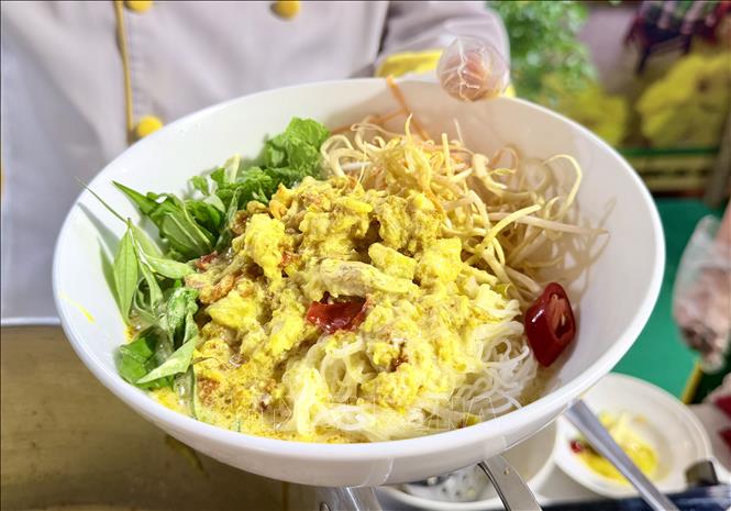 Tô bún kèn Hà Tiên hoàn chỉnh với bún tươi, nước lèo béo thơm, thịt cá và các loại rau ăn kèm hấp dẫn. Ảnh: Thanh Sang - TTXVN