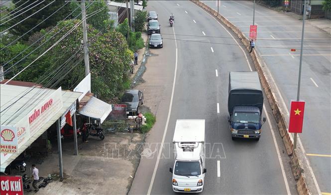 Tuyến đường được thiết kế với nền đường rộng 29 m, mặt đường rộng 26m, vỉa hè mỗi bên rộng 1,5 m; phần mở rộng mỗi bên 5 m, gồm 3,5 m mặt đường và 1,5 m vỉa hè. Ảnh: Đậu Tất Thành – TTXVN