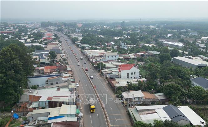 Ông Trương Hữu Thành, Phó Chủ tịch UBND phường Đồng Phú, cho biết địa phương đang rà soát toàn bộ hồ sơ liên quan công tác bồi thường, giải phóng mặt bằng dự án để phối hợp với Sở Xây dựng và doanh nghiệp BOT thống nhất hướng xử lý. Ảnh: Đậu Tất Thành – TTXVN.