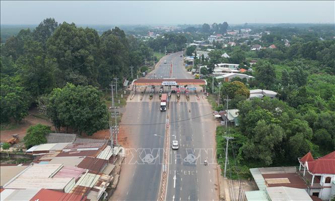 Dự án nâng cấp, mở rộng đường ĐT.741 đoạn Bàu Trư - Đồng Xoài giai đoạn 2 có tổng chiều dài 18,66 km, tổng mức đầu tư hơn 931 tỷ đồng theo hình thức đối tác công tư (PPP). Ảnh: Đậu Tất Thành – TTXVN.