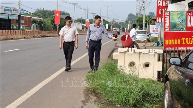 Một điểm “nghẽn” mặt bằng trên đường ĐT.741, khu vực nhà ông Đinh Thanh Hồ, người dân khu phố Tân Bình, do chưa hoàn tất giải phóng mặt bằng khi người dân cho rằng mức bồi thường chưa thỏa đáng. Ảnh: Đậu Tất Thành – TTXVN.