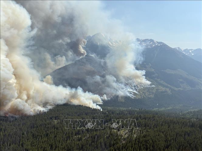 Khói bốc lên từ các đám cháy rừng tại British Columbia, Canada. Ảnh: THX/TTXVN phát