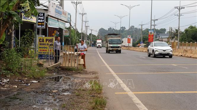 Trên tuyến ĐT.741, đoạn qua khu phố Tân Bình, phường Đồng Phú, còn ba điểm còn vướng mặt bằng, phần mặt đường vẫn chưa được đầu tư theo thiết kế do chưa được bàn giao mặt bằng thi công, tạo thành những 