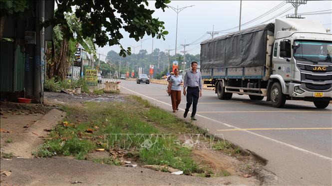 Bà Đoàn Thị Nhàn, Trưởng khu phố Tân Bình cho biết, khi triển khai dự án, phần lớn các hộ dân trong khu vực đã chấp hành việc giải phóng mặt bằng. Tuy nhiên, một số trường hợp phát sinh khiếu nại liên quan đến chính sách bồi thường, hỗ trợ nên việc bàn giao mặt bằng kéo dài đến nay. Ảnh: Đậu Tất Thành – TTXVN.