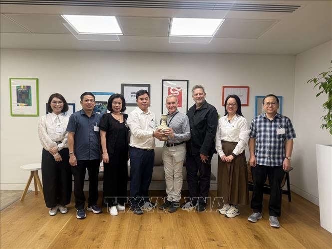 PGS, TS Phạm Minh Tuấn và đoàn công tác tặng quà, chụp ảnh lưu niệm với đại diện lãnh đạo Tập đoàn xuất bản Springer Nature. Ảnh: TTXVN phát