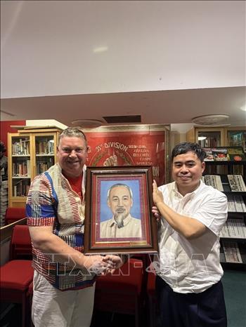 PGS, TS Phạm Minh Tuấn chụp ảnh lưu niệm với ông Alex Gordon, Tổng Bí thư Đảng Cộng sản Anh. Ảnh: TTXVN phát.