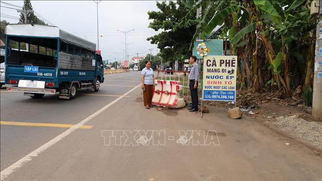 Người dân địa phương cho biết, tại các vị trí chưa hoàn thiện của dự án đã xảy ra nhiều vụ tai nạn giao thông, trong đó có trường hợp phải đưa đi cấp cứu. Ảnh: Đậu Tất Thành – TTXVN.