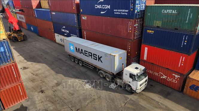 Xe chở hàng hóa nhập khẩu, trong đó có nhiều sản phẩm từ Trung Quốc, tại một cảng biển lớn của Algeria. Ảnh: Mạnh Hùng – PV TTXVN tại Algeria