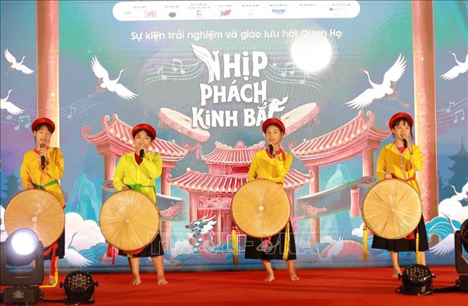 Các em nhỏ làng Diềm, Bắc Ninh biểu diễn tại chương trình. Ảnh: Khánh Hoà - TTXVN