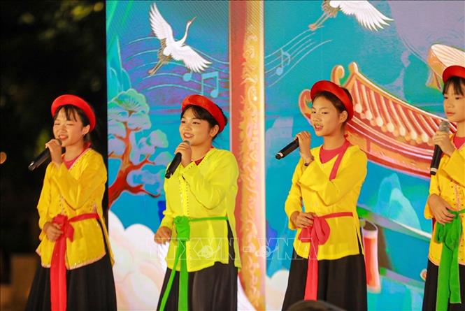 Các em nhỏ làng Diềm, Bắc Ninh biểu diễn tại chương trình. Ảnh: Khánh Hoà - TTXVN