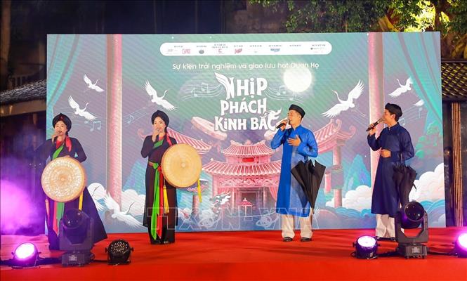 Các nghệ sĩ Nhà hát quan họ Bắc Ninh biểu diễn tại chương trình. Ảnh: Khánh Hoà - TTXVN