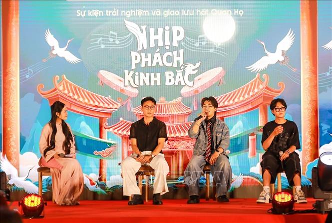 Các bạn trẻ chia sẻ về trải nghiệm khi thực hành và làm mới các làn điệu Quan họ. Ảnh: Khánh Hoà - TTXVN