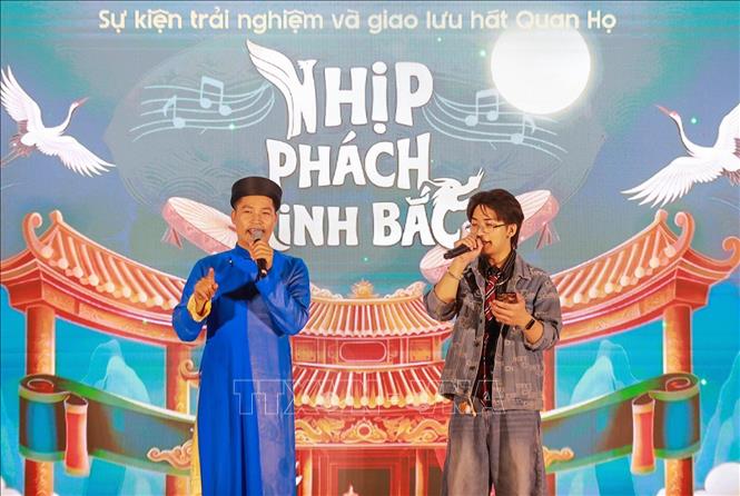 Nghệ sĩ hướng dẫn thực hành hát Quan họ. Ảnh: Khánh Hoà - TTXVN

