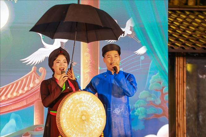 Các nghệ sĩ Nhà hát quan họ Bắc Ninh biểu diễn tại chương trình. Ảnh: Khánh Hoà - TTXVN