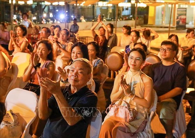Chương trình thu hút sự quan tâm của người dân và du khách. Ảnh: Khánh Hoà - TTXVN
