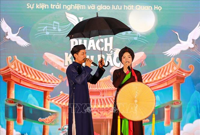 Các nghệ sĩ Nhà hát quan họ Bắc Ninh biểu diễn tại chương trình. Ảnh: Khánh Hoà - TTXVN