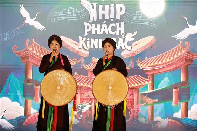 Nghệ nhân ưu tú Nguyễn Thị Hài và nghệ nhân ưu tú Nguyễn Thị Sứ (làng Diềm, Bắc Ninh) biểu diễn tại chương trình. Ảnh: Khánh Hoà - TTXVN
