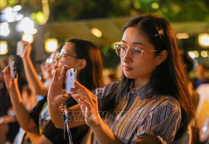 Chương trình thu hút sự quan tâm của người dân và du khách. Ảnh: Khánh Hoà - TTXVN