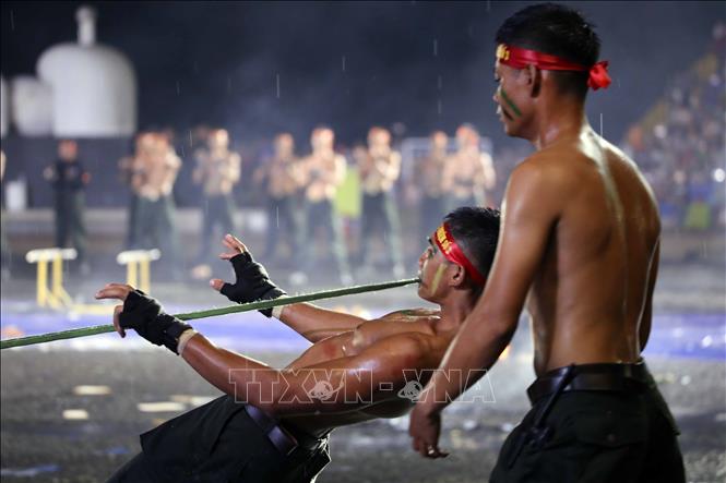 Chiến sĩ đặc nhiệm biểu diễn dùng răng cắn dây kéo xe ô tô hơn 1 tấn. Ảnh: Trần Lê Lâm - TTXVN 