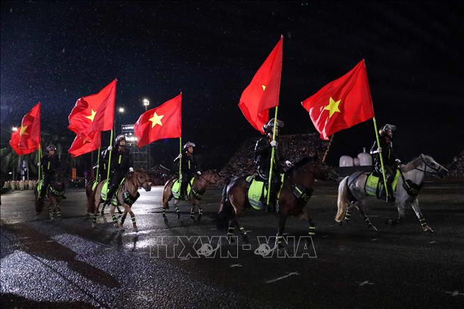 Lực lượng Cảnh sát cơ động kỵ binh biểu diễn tại lễ khai mạc. Ảnh: Trần Lê Lâm - TTXVN
