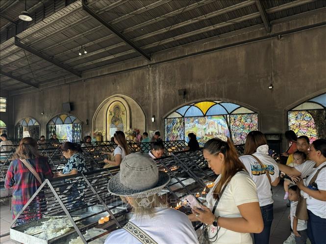 Khu vực thắp nến trước khi vào không gian chính của nhà thờ Baclaran. Ảnh: Đỗ Quyên – PV TTXVN từ Philippines
