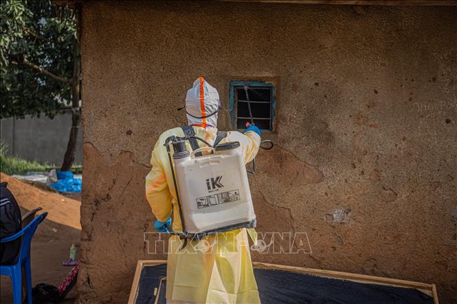 Nhân viên y tế phun khử trùng trước khi chôn cất thi thể bệnh nhân Ebola tại Ituri, CHDC Congo. Ảnh: THX/TTXVN phát