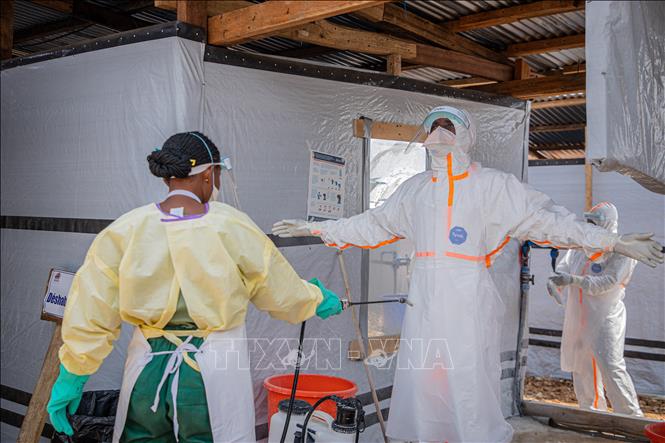 Nhân viên y tế thực hiện khử trùng tại trung tâm điều trị Ebola ở Ituri, CHDC Congo. Ảnh: THX/TTXVN phát