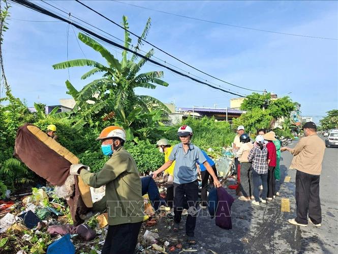 Hoạt động ra quân dọn dẹp vẹ sinh trên các tuyến đường, các khu dân cư được UBMTTQ Việt Nam phường Bạc Liêu duy trì hàng tuần thu hút sự tham gia tích cực của người dân. Ảnh: Tuấn Kiệt – TTXVN.