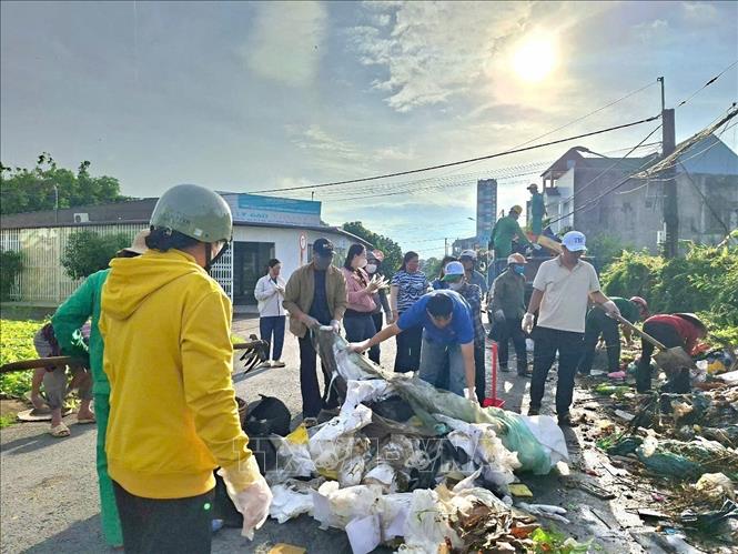 Các lực lượng phường Bạc Liêu ra quân dọn dẹp vệ sinh trên tuyến đường Châu Văn Đặng. Ảnh: Tuấn Kiệt – TTXVN. 
