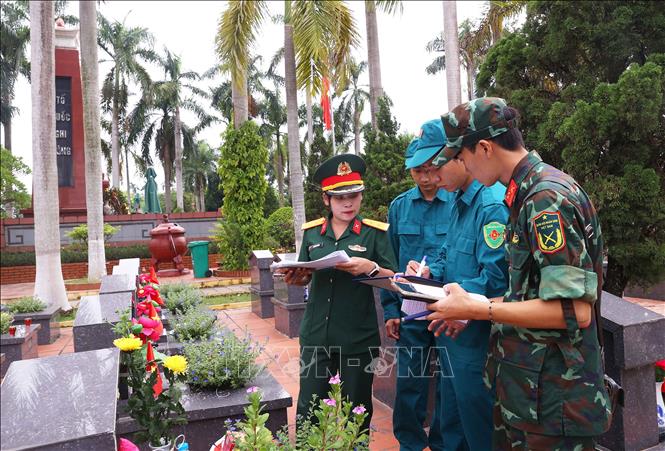 Thực hiện quy trình số hóa dữ liệu thông tin về vị trí, tọa độ mộ liệt sĩ tại Nghĩa trang liệt sĩ Nhổn (phường Tây Tựu). Ảnh: Văn Điệp – TTXVN
