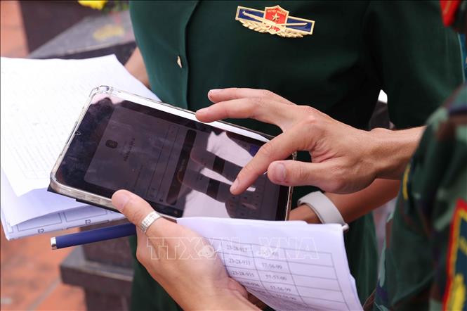 Thực hiện quy trình số hóa dữ liệu thông tin về vị trí, tọa độ mộ liệt sĩ tại Nghĩa trang liệt sĩ Nhổn (phường Tây Tựu). Ảnh: Văn Điệp – TTXVN