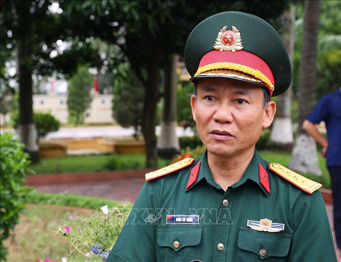 Đại tá Đoàn Chí Thắng, Phó Chủ nhiệm Chính trị, Bộ Tư lệnh Thủ đô Hà Nội chỉ đạo việc thực hiện lấy mẫu hài cốt liệt sĩ tại Nghĩa trang liệt sĩ Nhổn (phường Tây Tựu). Ảnh: Văn Điệp – TTXVN