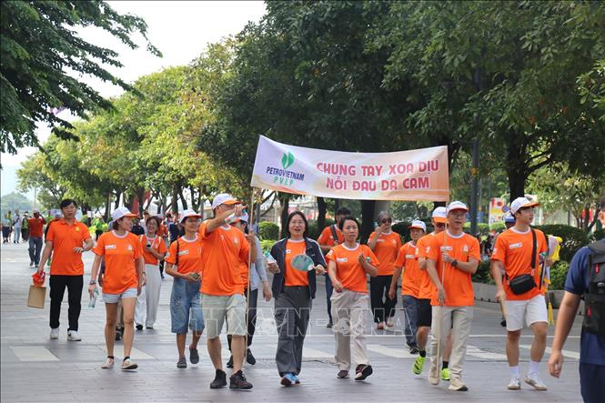 Các đại biểu và người dân tham gia đi bộ đồng hành 