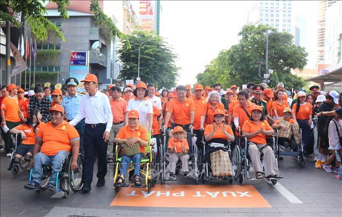 Các đại biểu cùng đông đảo người dân Thành phố Hồ Chí Minh tham gia đi bộ đồng hành  