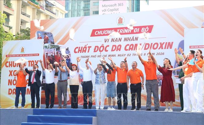 Các đại biểu thả bồ câu ước nguyện hòa bình tại chương trình. Ảnh: Thanh Vũ - TTXVN
