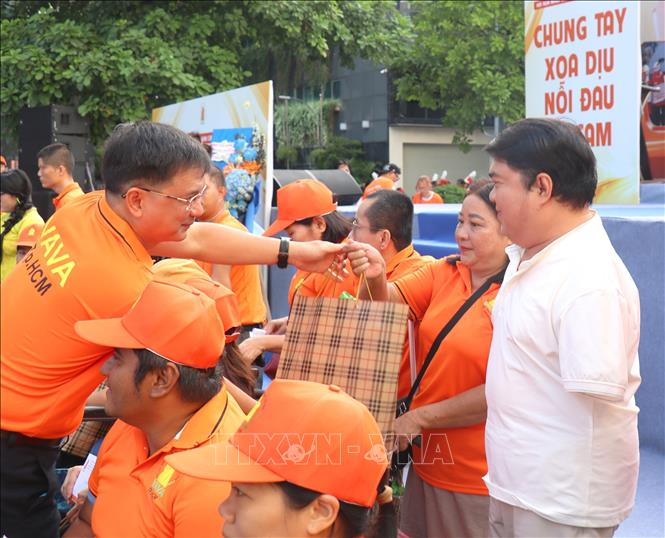 Ông Nguyễn Mạnh Cường, Phó Chủ tịch UBND TP. Hồ Chí Minh tặng quà cho các nạn nhân chất độc da cam/dioxin. Ảnh: Thanh Vũ - TTXVN