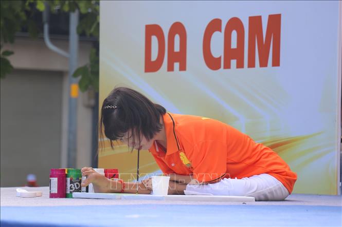 Nạn nhân da cam vẽ bằng miệng và chân tại chương trình đi bộ đồng hành  
