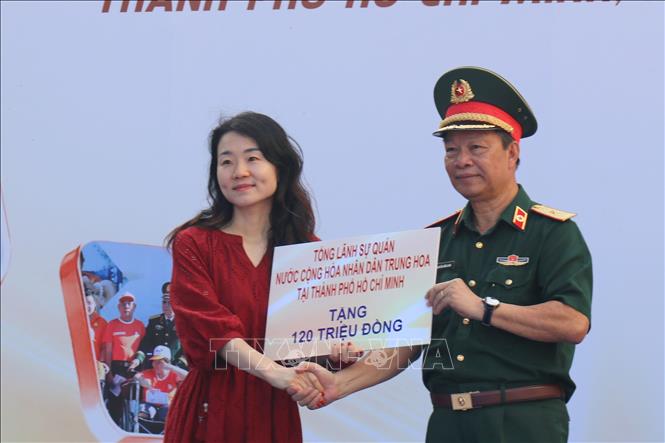Đại diện, lãnh sự quán Trung Quốc tại TP. Hồ Chí Minh (trái) tham gia ủng hộ nạn nhân chất độc da cam/dioxin Thành phố Hồ Chí Minh tại chương trình. Ảnh: Thanh Vũ - TTXVN