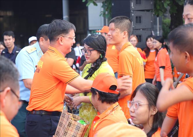 Ông Nguyễn Mạnh Cường, Phó Chủ tịch UBND TP. Hồ Chí Minh tặng quà cho các nạn nhân chất độc da cam/dioxin tại chương trình. Ảnh: Thanh Vũ - TTXVN