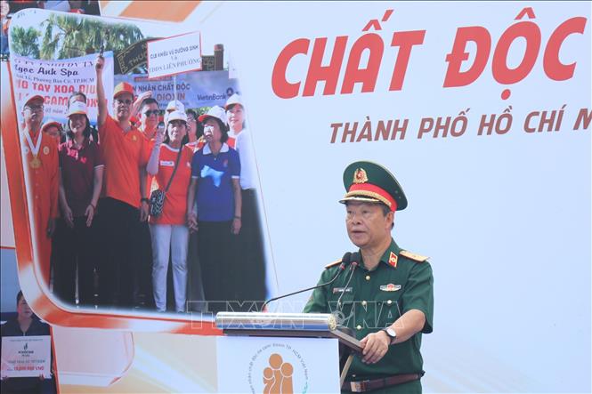 Thiếu tướng Nguyễn Hồng Sơn, Chủ tịch Hội Nạn nhân chất độc da cam/dioxin Thành phố Hồ Chí Minh phát biểu tại chương trình. Ảnh: Thanh Vũ – TTXVN

