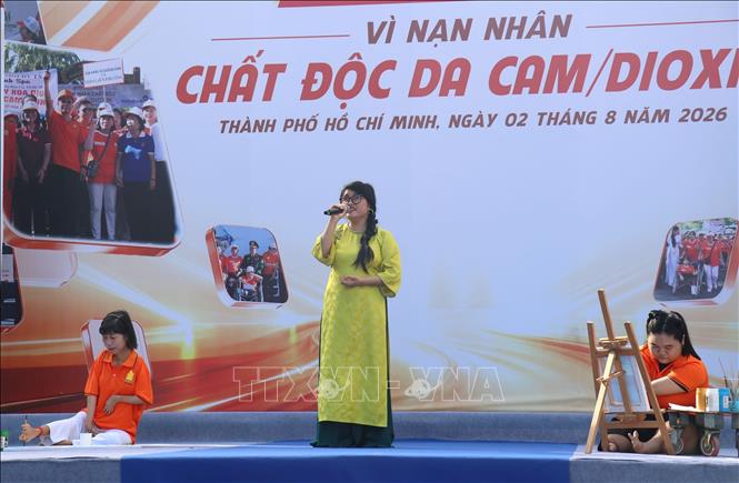 Các nạn nhân da cam tham gia biểu diễn văn nghệ tại chương trình đi bộ đồng hành  