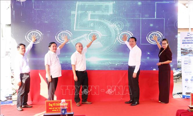 Đại diện lãnh đạo phường Bình Phước và các đơn vị thực hiện nghi thức kích hoạt, triển khai Phần mềm quản lý chợ thông minh và Nền tảng Chợ số 247.vn tại Chợ Đồng Xoài. Ảnh: Đậu Tất Thành – TTXVN