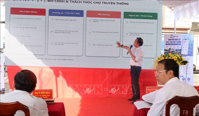 Đại diện VNPT Đồng Nai trình bày các giải pháp chuyển đổi số, số hóa công tác quản lý và hoạt động kinh doanh tại Chợ Đồng Xoài. Ảnh: Đậu Tất Thành – TTXVN