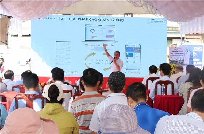 Đại diện VNPT Đồng Nai giới thiệu giải pháp số hóa quản lý chợ tại hội nghị công bố, triển khai Phần mềm quản lý chợ thông minh và Nền tảng Chợ số 247.vn tại Chợ Đồng Xoài. Ảnh: Đậu Tất Thành – TTXVN